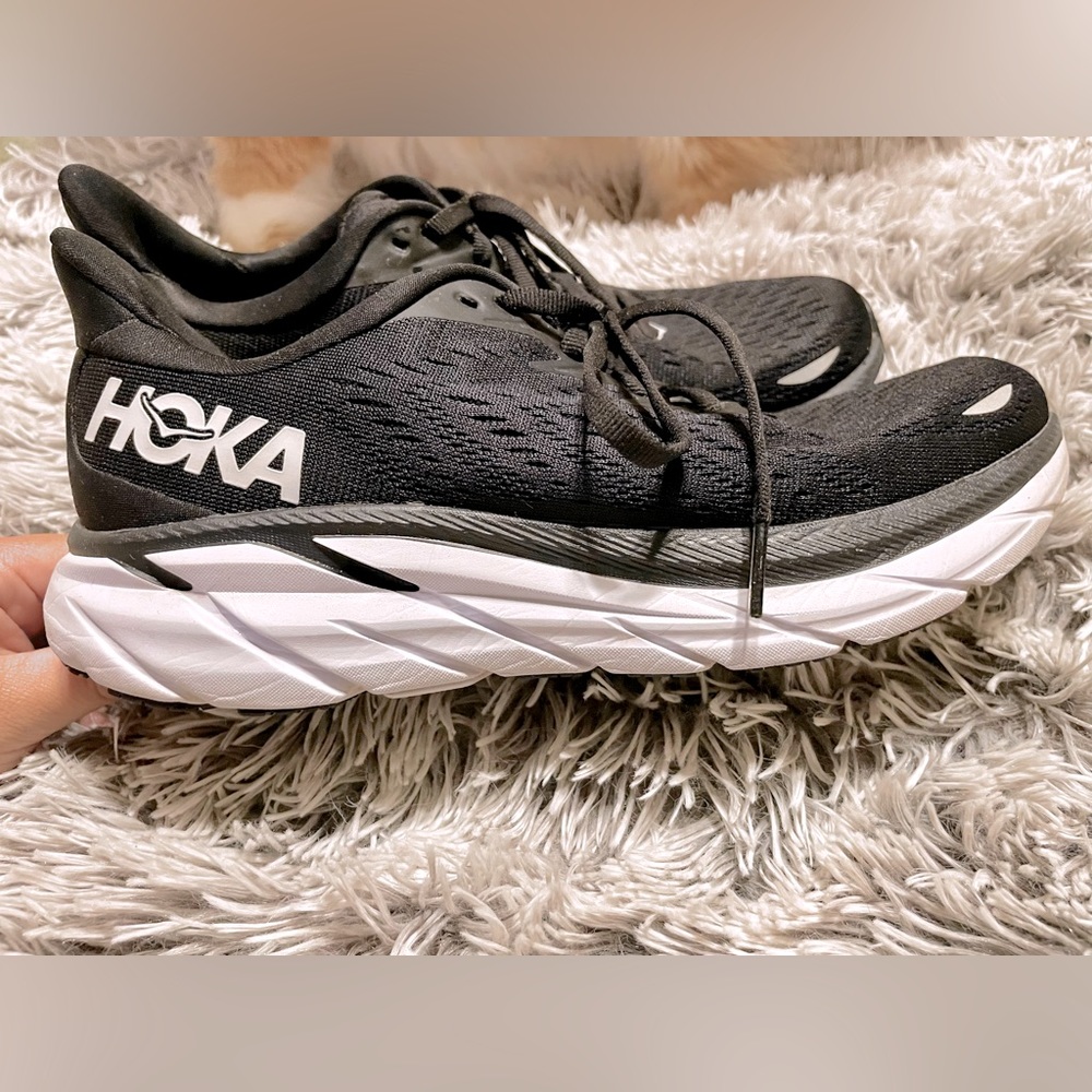 Hoka’s Women’s Clifton 8 Running Shoes-Black